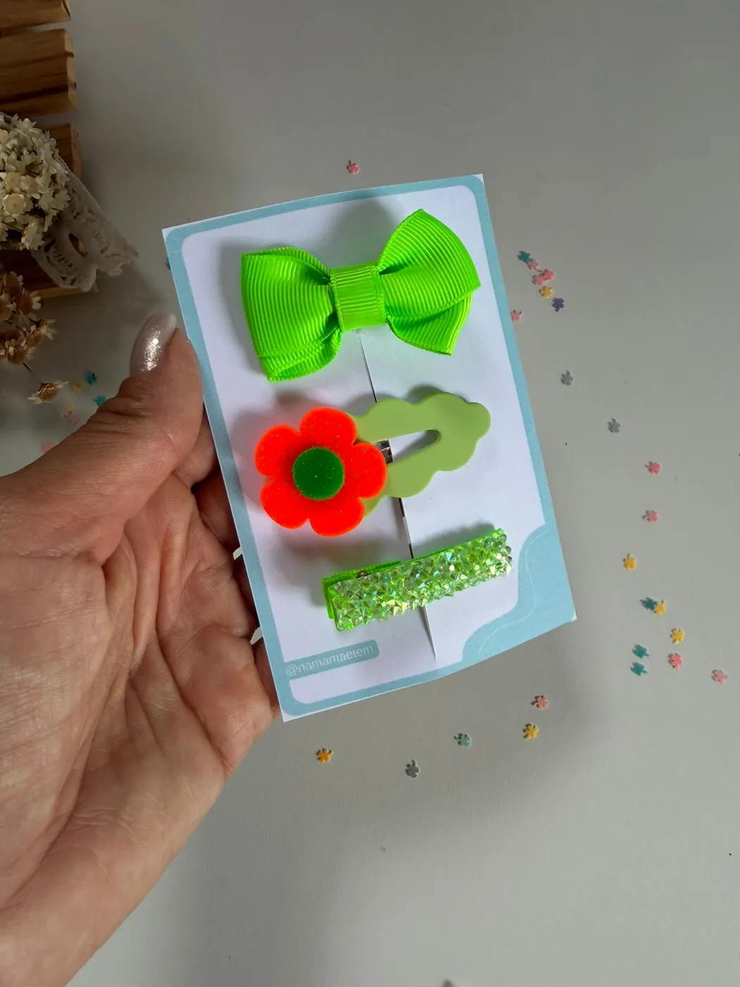 Kit Laço Verde Neon com Flor Vermelha e Glitter