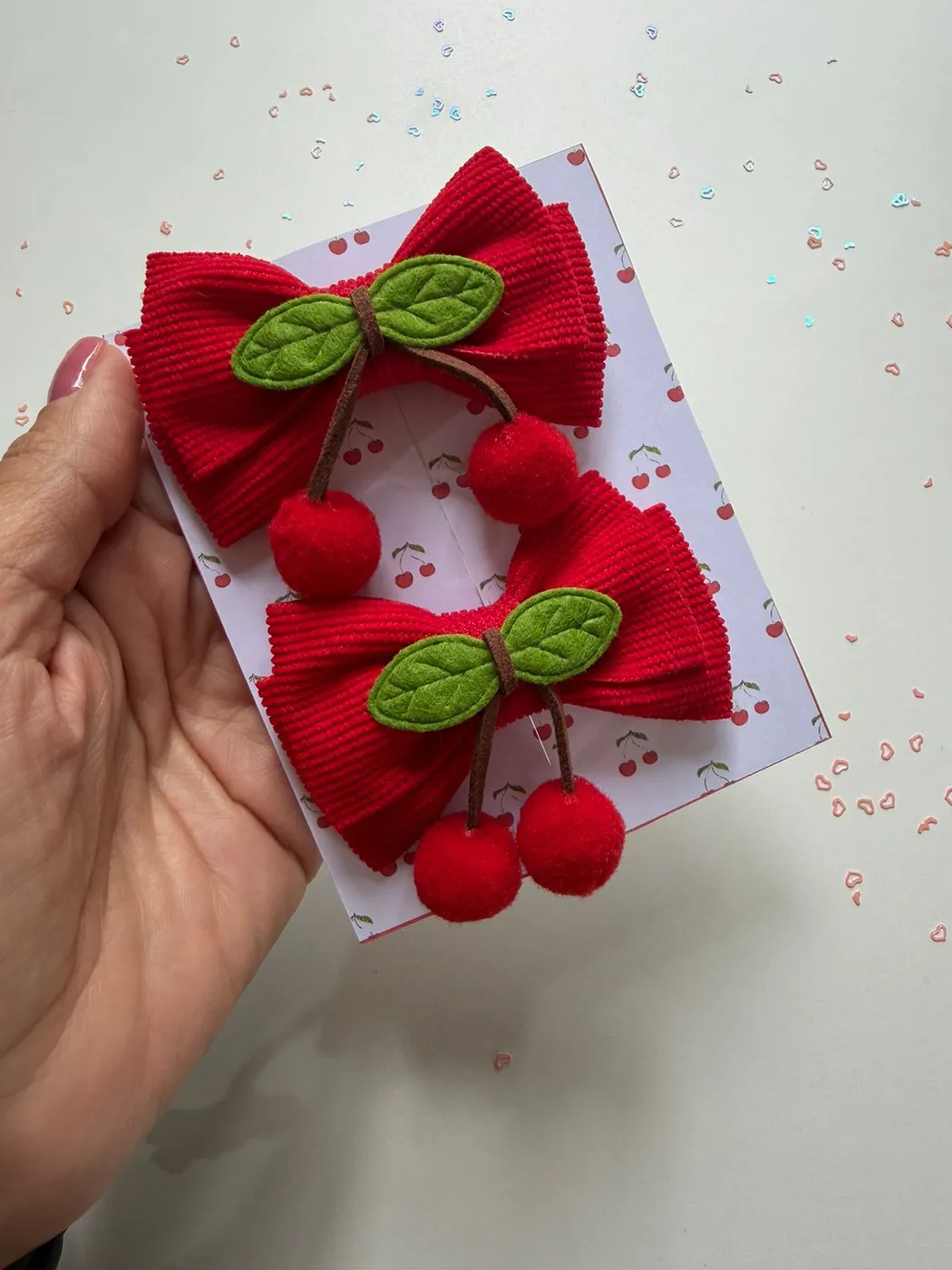 Parzinho Laço Vermelho com Cerejinha Pompom