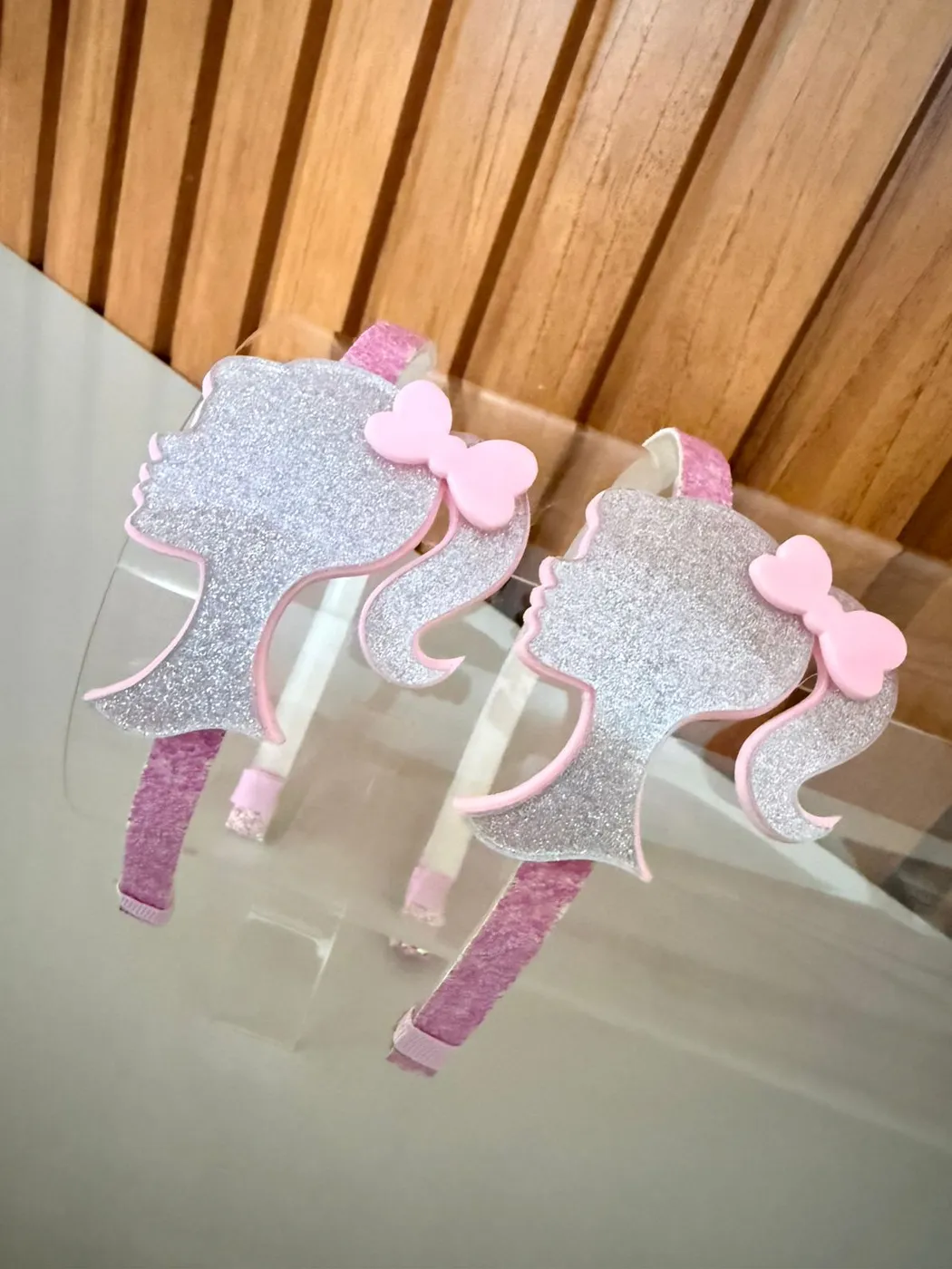 Tiara Barbie Silhueta Prata Glitter com Laço