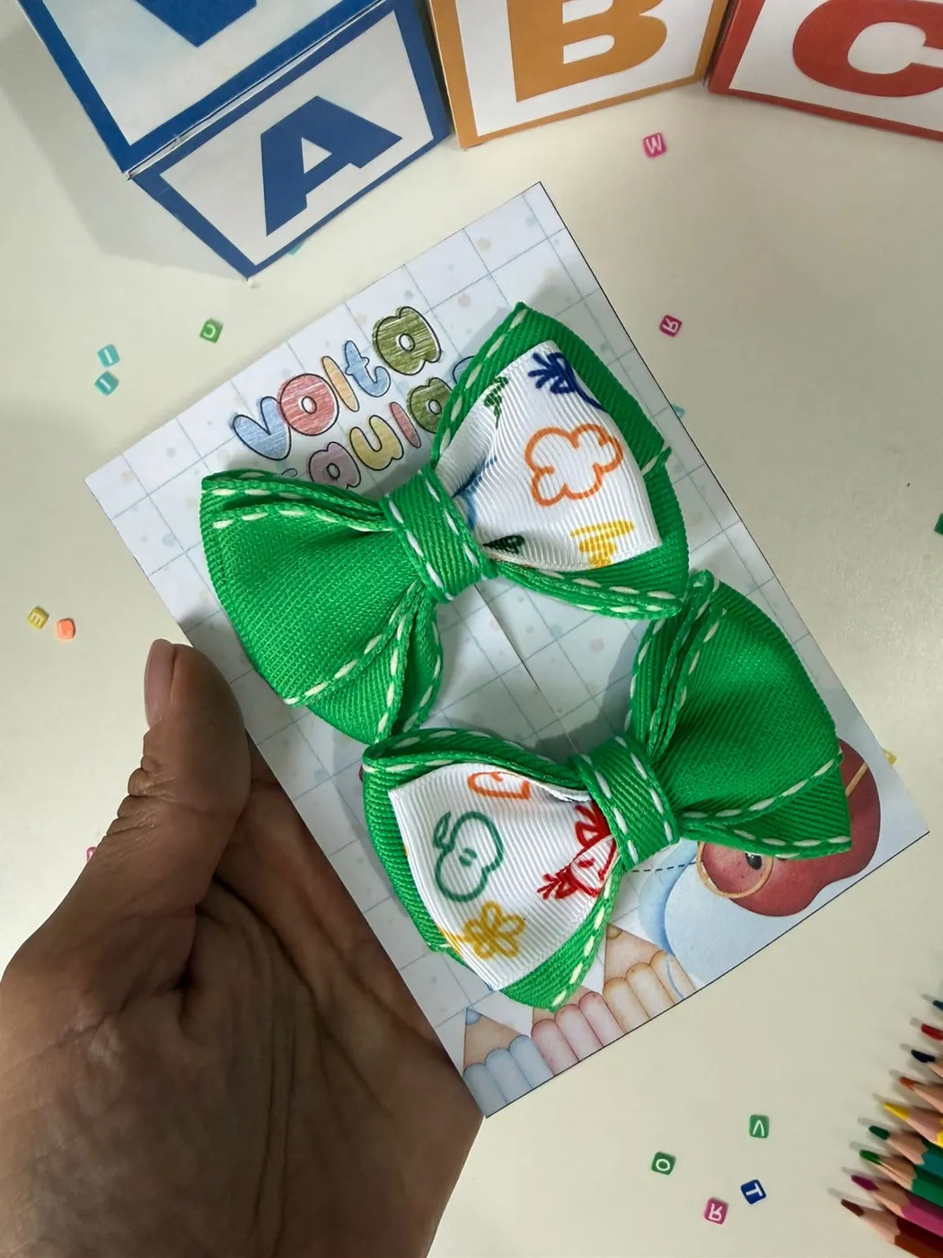 Parzinho Laço Verde com Estampa Escolar
