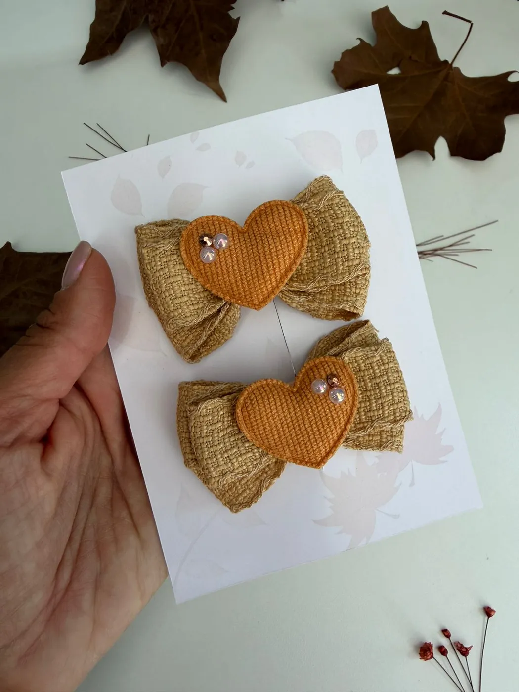 Parzinho Laço Palha com Coração Mostarda