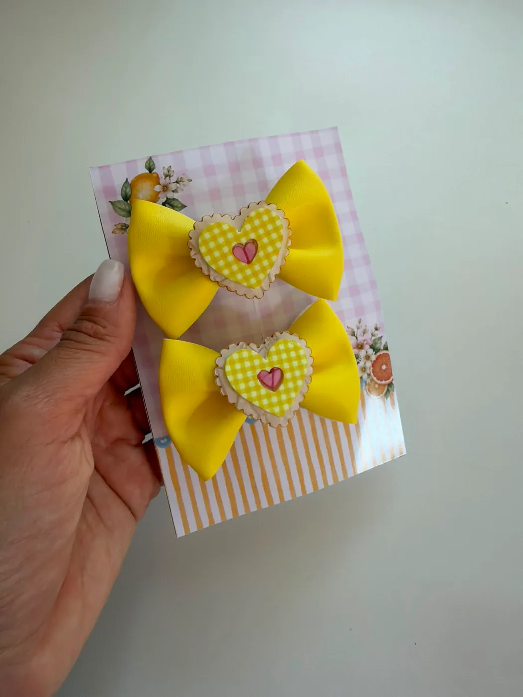 Parzinho Laço Coração Amarelo