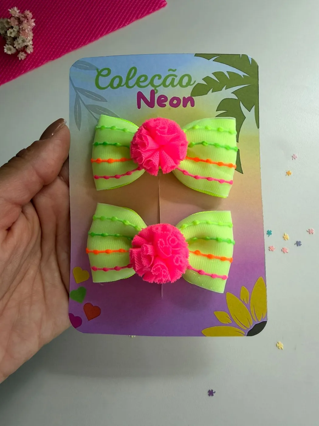 Parzinho Laço Verde Neon com Pompom Pink