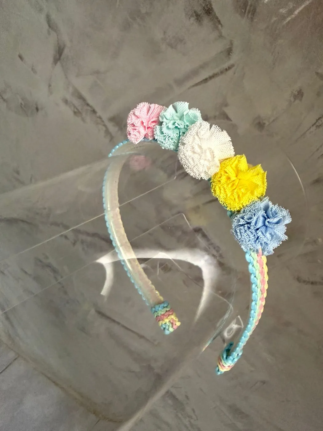 Tiara Pompons de Tule Colorido