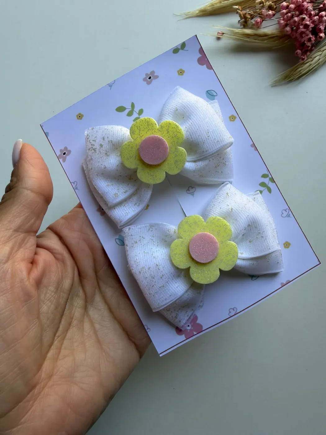 Parzinho Laço Branco com Flor Verde