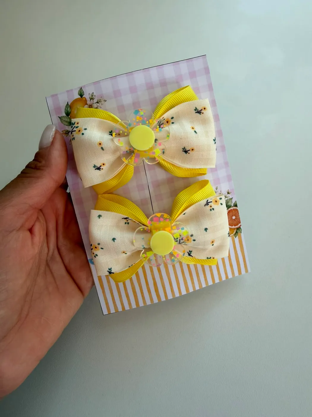 Parzinho Laço Floral Amarelo com Botão