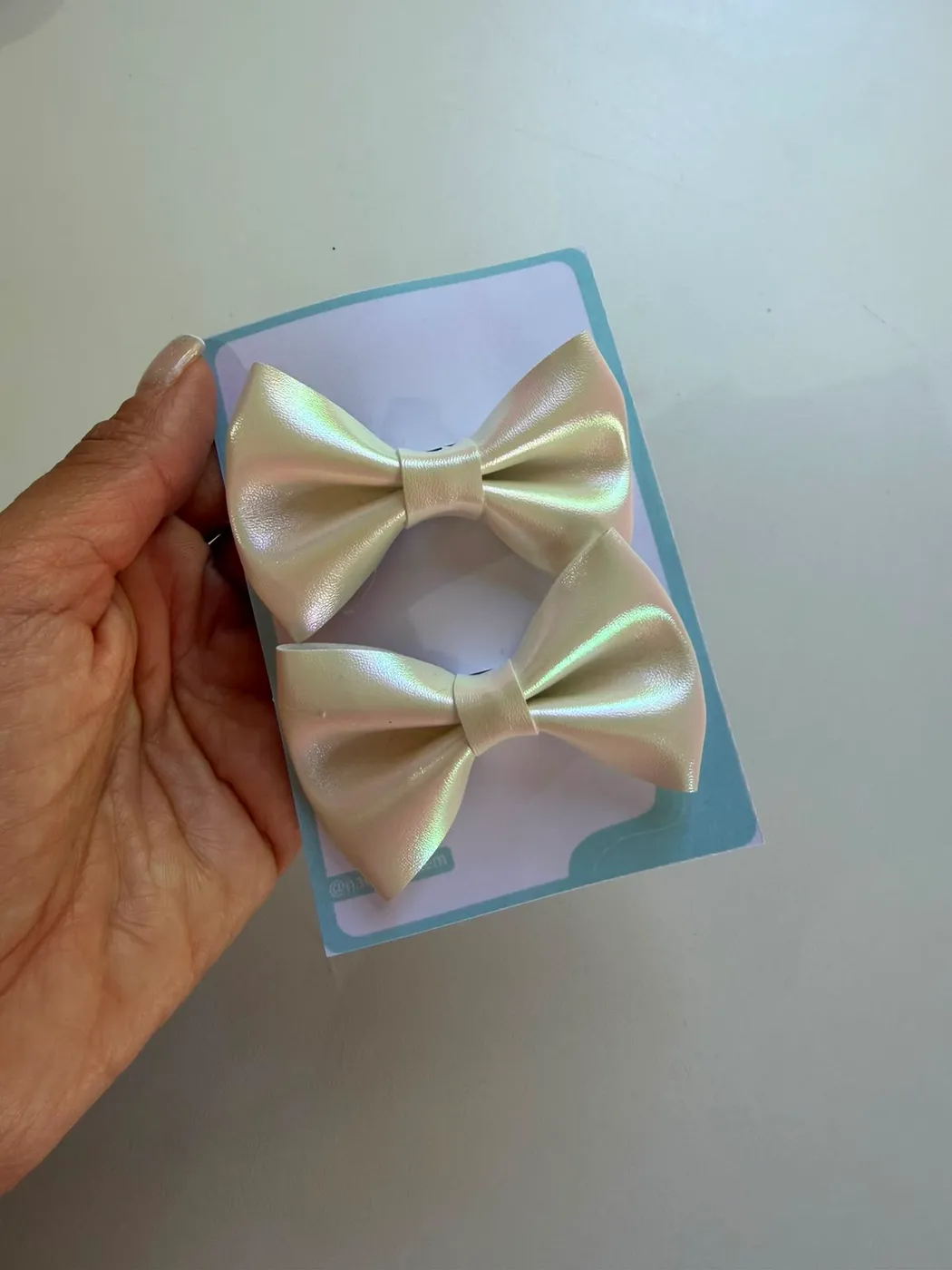 Parzinho Laço Vinil Perolado Creme