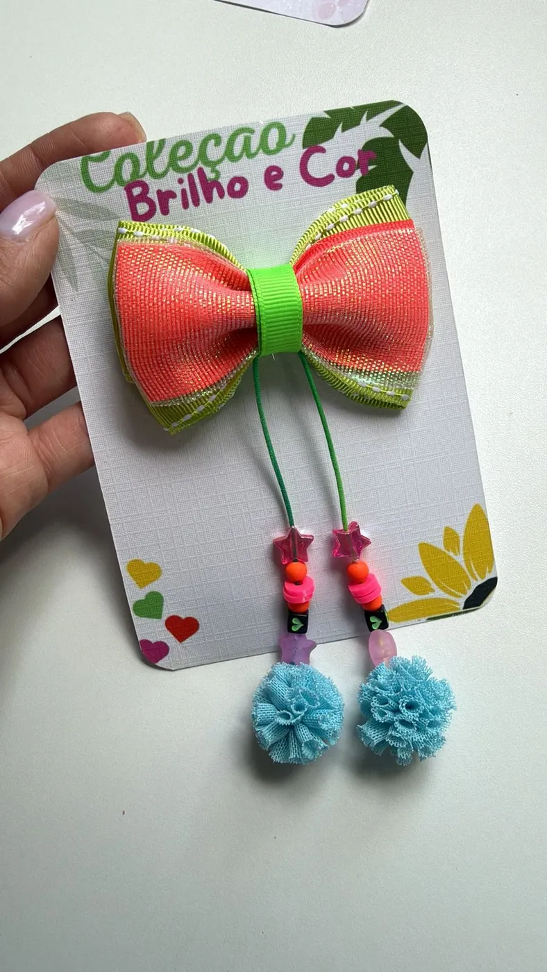 Laço com Pontas Coral e Verde com Pompons