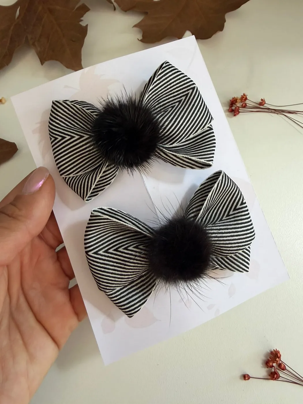 Parzinho Laço Listrado Preto com Pompom