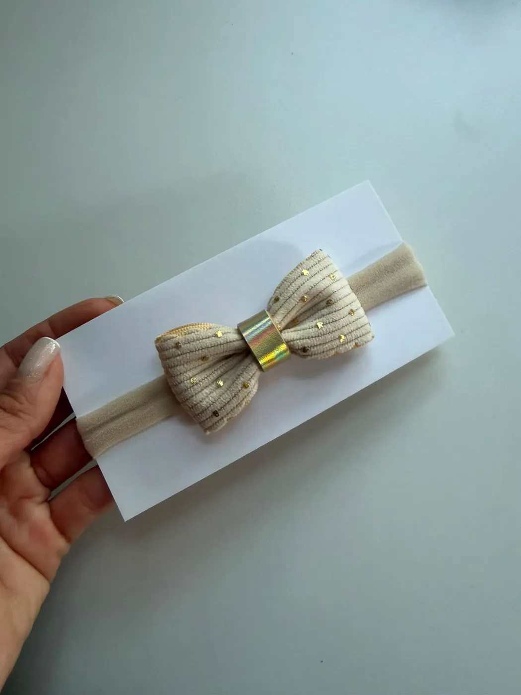 Faixinha de Bebê Bege com Detalhe Dourado